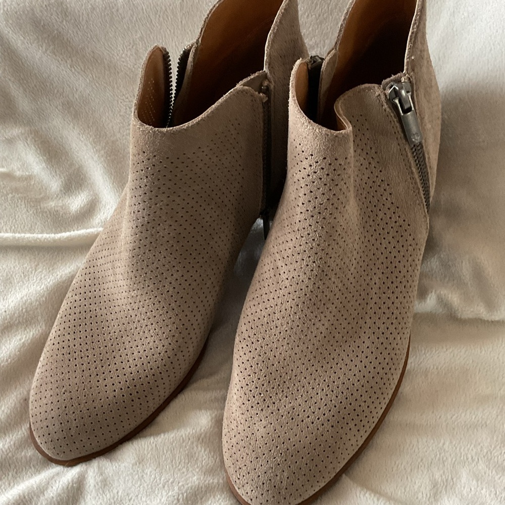 Cream Ankle Boots with V-shaped Cutout and Small Heel